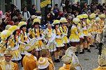 Ein bunter Karnevalszug zog sich am Rosenmontag durch Sondershausen (Foto: Eva Maria Wiegand)
