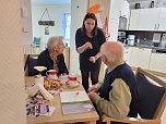 Eine Hörgeräte-Akustikerin berät die Besucher der Tagespflege Barbarossagarten über "Das Hören" (Foto: Tagespflege Barbarossagarten) Eine Hörgeräte-Akustikerin berät die Besucher der Tagespflege Barbarossagarten über "Das Hören" (Foto: Tagespflege Barbarossagarten)