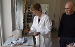 Lydia Pilch bei einer Druckvorf&uuml;hrung (Foto: Fred B&ouml;hme/ Panorama Museum)