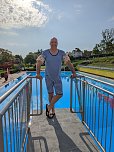 Der Sondersh&auml;user B&uuml;rgermeister Steffen Grimm zeigt trotz  kalter Temperaturen in Bergbad Sonnenblick in Sondershausen, viel Humor beim Anbaden  (Foto: Janine Skara)