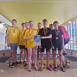 Siegreiche Nordh&auml;user Sch&uuml;ler im Wasser  (Foto: Humboldt-Gymnasium)
