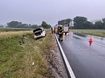 Verunfalltes Taxi im Stra&szlig;engraben (Foto: S. Dietzel)