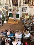 Pfarrerin Anne-Kristin Flemming erz&auml;hlt die Geschichte der Burg in der vollbesetzten Kapelle (Foto: W.Ro&szlig;mell)