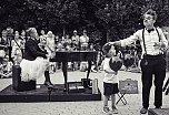 Zwar nur in schwarz-weiß, dafür aber saukomisch strapaziert der Clown Monsieur mit der Pianistin Nora Born das Zwerchfell aller Sommerlaunigen, die sich am Dreitürmeblick oder hinter der Konzertkirche vergnügen wollen (Foto: Agentur) Zwar nur in schwarz-weiß, dafür aber saukomisch strapaziert der Clown Monsieur mit der Pianistin Nora Born das Zwerchfell aller Sommerlaunigen, die sich am Dreitürmeblick oder hinter der Konzertkirche vergnügen wollen (Foto: Agentur)