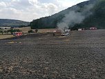 Auto setzt Stoppelfeld bei Seega in Brand  (Foto: Feuerwehr/ Silvio Dietzel)