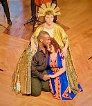 Beeindruckene Schlussszene in der Opernerz&auml;hlung "AIDA" im Achteckhaus Sondershausen. li. Tenor Marvin Scott (Rolle: Radames); re. Carla Antunes (Rolle: Aida); m.h. Irene Lopez Ross (T&auml;nzerin) (Foto: Eva Maria Wiegand)