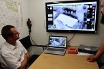 Drohnenstaffel Kyffh&auml;userkreis simuliert die Suche eines Menschen mit einer Drohne. Links im Bild B&uuml;rgermeister vom Kyffh&auml;userland Knut Hoffmann (Foto: Eva Maria Wiegand)