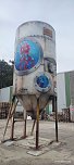 Projektteilnehner mit ihren Entw&uuml;rfen vor den einger&uuml;steten Silos (Foto: KJR)