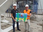 Projektteilnehner mit ihren Entw&uuml;rfen vor den einger&uuml;steten Silos (Foto: KJR)