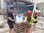 Projektteilnehner mit ihren Entw&uuml;rfen vor den einger&uuml;steten Silos (Foto: KJR)
