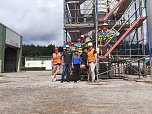 Projektteilnehner mit ihren Entw&uuml;rfen vor den einger&uuml;steten Silos (Foto: KJR)