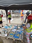 Projektteilnehner mit ihren Entw&uuml;rfen vor den einger&uuml;steten Silos (Foto: KJR)