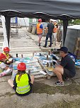 Projektteilnehner mit ihren Entw&uuml;rfen vor den einger&uuml;steten Silos (Foto: KJR)