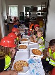 Projektteilnehner mit ihren Entw&uuml;rfen vor den einger&uuml;steten Silos (Foto: KJR)