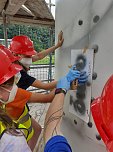 Projektteilnehner mit ihren Entw&uuml;rfen vor den einger&uuml;steten Silos (Foto: KJR)