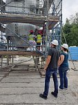 Projektteilnehner mit ihren Entw&uuml;rfen vor den einger&uuml;steten Silos (Foto: KJR)