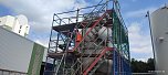 Projektteilnehner mit ihren Entw&uuml;rfen vor den einger&uuml;steten Silos (Foto: KJR)