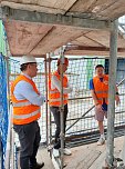 Projektteilnehner mit ihren Entw&uuml;rfen vor den einger&uuml;steten Silos (Foto: KJR)