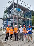 Projektteilnehner mit ihren Entw&uuml;rfen vor den einger&uuml;steten Silos (Foto: KJR)