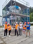 Projektteilnehner mit ihren Entw&uuml;rfen vor den einger&uuml;steten Silos (Foto: KJR)