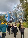 Projektteilnehner mit ihren Entw&uuml;rfen vor den einger&uuml;steten Silos (Foto: KJR)