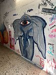 Projektteilnehner mit ihren Entw&uuml;rfen vor den einger&uuml;steten Silos (Foto: KJR)