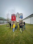 Projektteilnehner mit ihren Entw&uuml;rfen vor den einger&uuml;steten Silos (Foto: KJR)