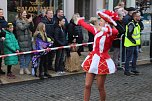 Fr&ouml;hliche Menschen feierten bei strahlendem Sonnenschein den Karnevalsumzug durch Bad Langensalza (Foto: Eva Maria Wiegand)