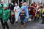 Fr&ouml;hliche Menschen feierten bei strahlendem Sonnenschein den Karnevalsumzug durch Bad Langensalza (Foto: Eva Maria Wiegand)