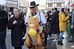 Fr&ouml;hliche Menschen feierten bei strahlendem Sonnenschein den Karnevalsumzug durch Bad Langensalza (Foto: Eva Maria Wiegand)