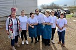 Sch&uuml;lerinnen und Sch&uuml;ler des SBZ Kyffh&auml;userkreis, mit ihrer Lehrerin Frau Melzer, sorgten f&uuml;r leckere Canapees und Getr&auml;nke beim Richtfest f&uuml;r den Berufsschulen-Campus in Sondershausen (Foto: Eva Maria Wiegand)
