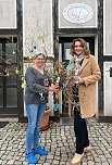  Kita-Leiterin Ute Gerhardt &uuml;bergibt Jana Z&ouml;ller einen bunten Osterstrau&szlig;, den die Kinder der Eichenbergzwerge gebastelt haben (Foto: Katrin Bergmann)