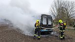 Kleinbus brannte an einem Feld bei Rockensu&szlig;ra vollkommen aus (Foto: Silvio Dietzel)
