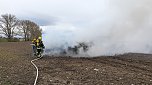 Kleinbus brannte an einem Feld bei Rockensu&szlig;ra vollkommen aus (Foto: Silvio Dietzel)