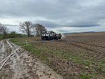 Kleinbus brannte an einem Feld bei Rockensu&szlig;ra vollkommen aus (Foto: Silvio Dietzel)