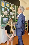 Minister Helmut Holter (Die LINKE) und Landr&auml;tin Antje Hochwind-Schneider besuchten die Staatliche Grundschule Adolph Diesterweg  (Foto: Eva Maria Wiegand)