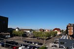 12 kleine Ferienh&auml;user werden dieser Tage am Bahnhofsplatz angeliefert (Foto: agl)