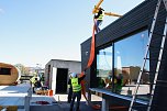 12 kleine Ferienh&auml;user werden dieser Tage am Bahnhofsplatz angeliefert (Foto: agl)
