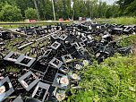 F&uuml;r immer verloren: ein Lkw verlor am morgen eine Ladung Bier auf der Bundesstra&szlig;e (Foto: S. Dietzel)