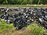 F&uuml;r immer verloren: ein Lkw verlor am morgen eine Ladung Bier auf der Bundesstra&szlig;e (Foto: S. Dietzel)
