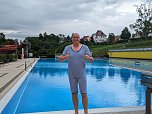 Anbaden im "Bergbad Sonnenblick" in Sondershausen. Bürgermeister Steffen Grimm zeigte, dass er für jeden Spaß zu haben ist (Foto: J. Skara) Anbaden im "Bergbad Sonnenblick" in Sondershausen. Bürgermeister Steffen Grimm zeigte, dass er für jeden Spaß zu haben ist (Foto: J. Skara)