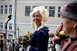 Auftakt zum Brunnenfest in Bad Langensalza mit vielen bunt geschm&uuml;ckten Kindern am Rathausbrunnen (Foto: Eva Maria Wiegand)