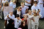 Auftakt zum Brunnenfest in Bad Langensalza mit vielen bunt geschm&uuml;ckten Kindern am Rathausbrunnen (Foto: Eva Maria Wiegand)