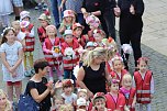 Auftakt zum Brunnenfest in Bad Langensalza mit vielen bunt geschm&uuml;ckten Kindern am Rathausbrunnen (Foto: Eva Maria Wiegand)
