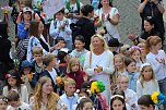 Auftakt zum Brunnenfest in Bad Langensalza mit vielen bunt geschm&uuml;ckten Kindern am Rathausbrunnen (Foto: Eva Maria Wiegand)