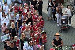 Auftakt zum Brunnenfest in Bad Langensalza mit vielen bunt geschm&uuml;ckten Kindern am Rathausbrunnen (Foto: Eva Maria Wiegand)
