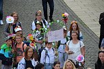 Auftakt zum Brunnenfest in Bad Langensalza mit vielen bunt geschm&uuml;ckten Kindern am Rathausbrunnen (Foto: Eva Maria Wiegand)