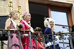 Auftakt zum Brunnenfest in Bad Langensalza mit vielen bunt geschm&uuml;ckten Kindern am Rathausbrunnen (Foto: Eva Maria Wiegand)