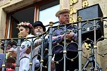 Auftakt zum Brunnenfest in Bad Langensalza mit vielen bunt geschm&uuml;ckten Kindern am Rathausbrunnen (Foto: Eva Maria Wiegand)