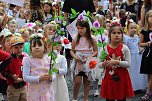 Auftakt zum Brunnenfest in Bad Langensalza mit vielen bunt geschm&uuml;ckten Kindern am Rathausbrunnen (Foto: Eva Maria Wiegand)